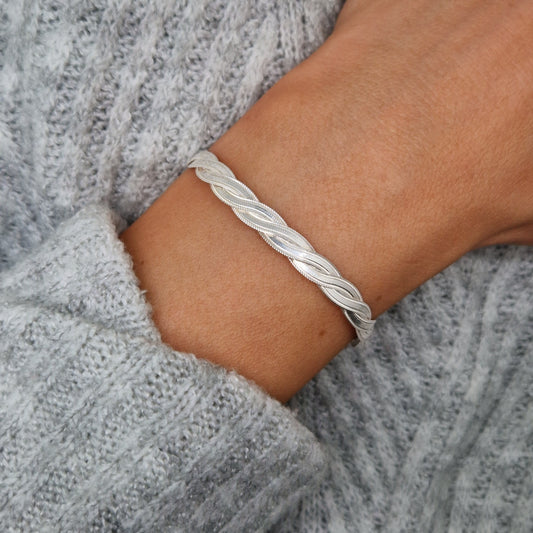 Geflochtenes 925 Silber-Schlangen-Armband aus einer Heringbone-Kette am Handgelenk des Models