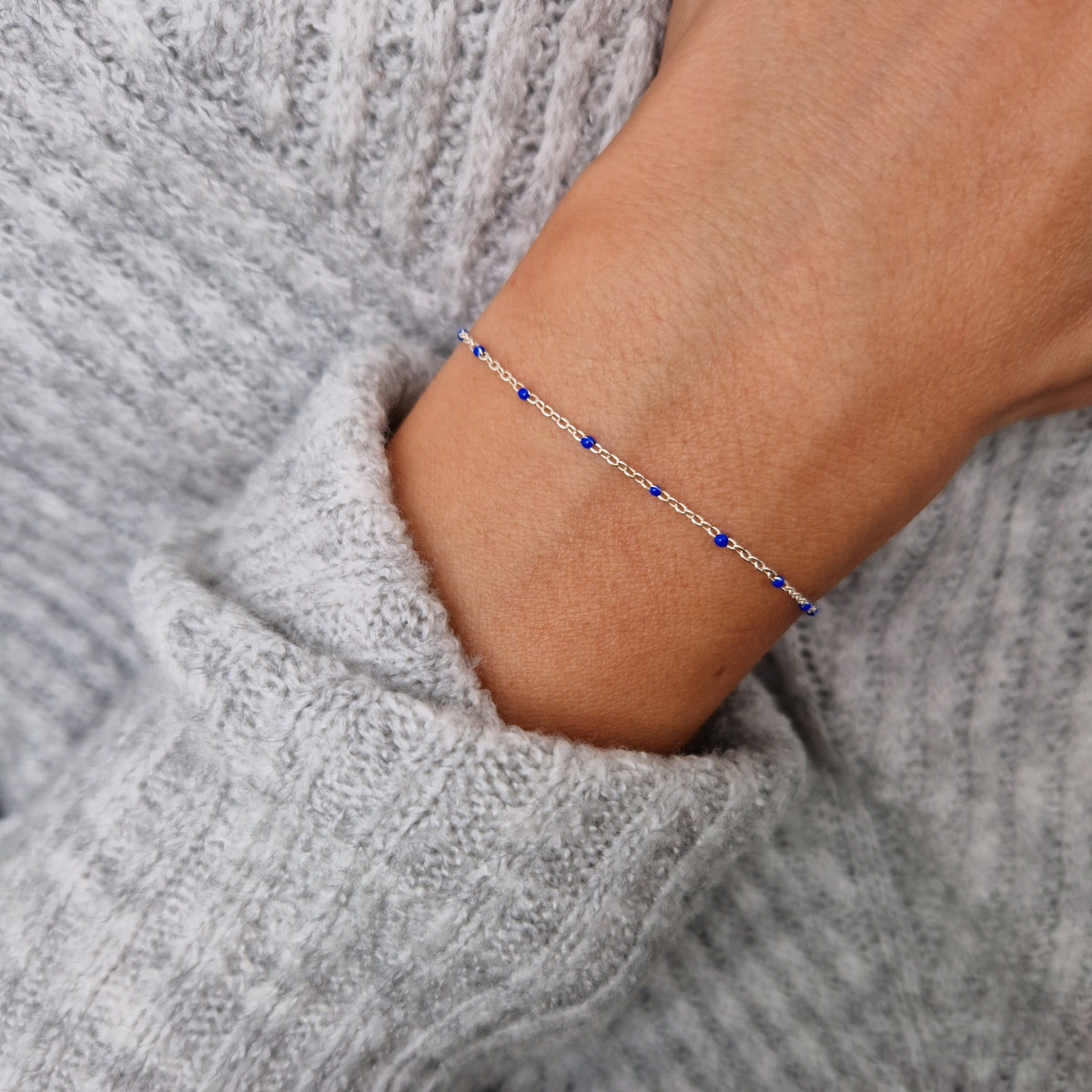 Zartes 925-Silber-Armband aus einer Ankerkette mit blauen Perlen aus Emaille