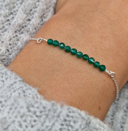 Filigranes Silber-Armband 925 mit grünen Achat Naturstein-Perlen facettiert am Handgelenkdes Models in seitlicher Nahaufnahme