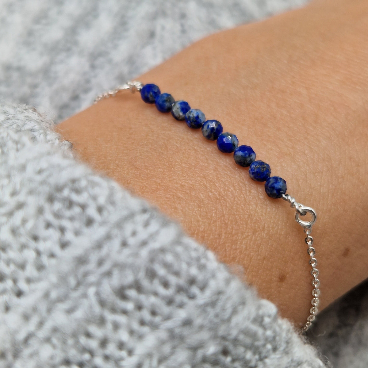 Filigranes Silber-Armband 925 mit blauem Lapislazuli Naturstein-Perlen facettiert am Handgelenkdes Models in Nahaufnahme