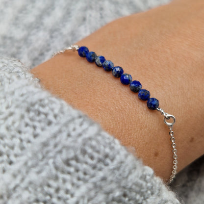 Filigranes Silber-Armband 925 mit blauem Lapislazuli Naturstein-Perlen facettiert am Handgelenkdes Models in Nahaufnahme