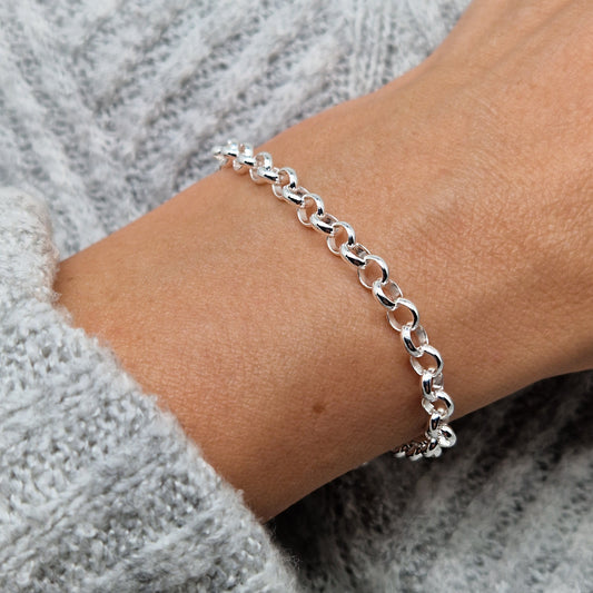 Breites 925 Silber-Jasseron-Armband am Handgelenk des Models in Nahaufnahme