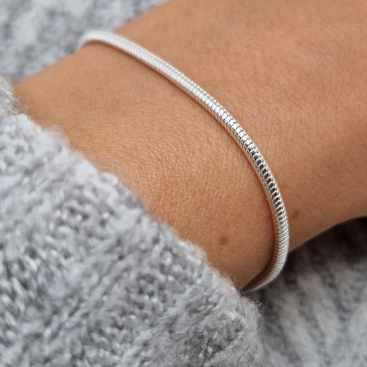 Rundes Schlangenarmband 2,3mm am Handgelenk des Models in seitlicher Nahaufnahme