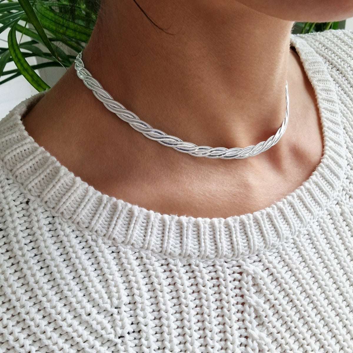 zweireihig geflochtene Sterling Silber Zopfkette mir Struktur im Stil Schlangenkette am Hals des Models
