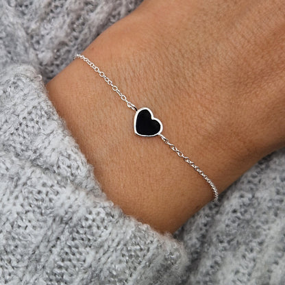 Zartes Silberarmband mit glänzendem emaillierten schwarzem Herz aus Silber
