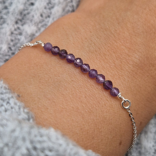 Filigranes Silber-Armband 925 mit lila Amethyst Naturstein-Perlen facettiert am Handgelenkdes Models in seitlicher Nahaufnahme