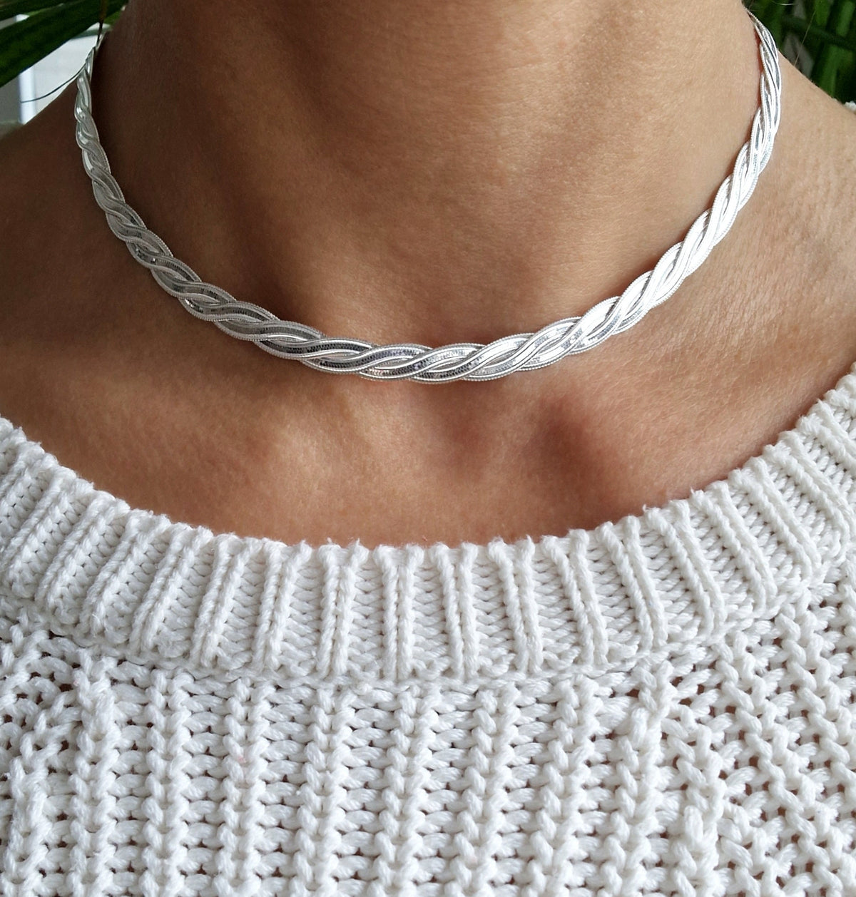 geflochtene strukturierte Sterling Silber Zopfkette im Stil  Schlangenkette am Hals des Models