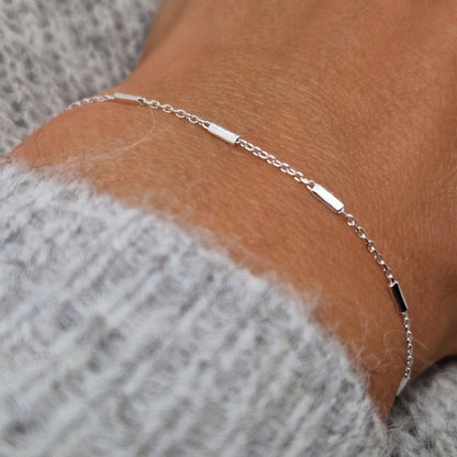 Zartes 925-Silber-Satelliten-Armband mit Balken am Handgelenk des Models in seitlicher Nahaufnahme