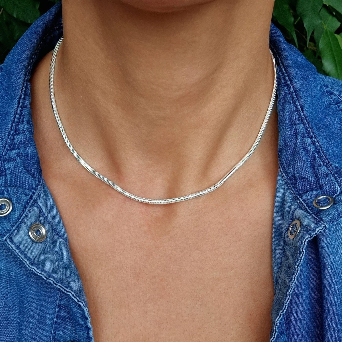Breite dicke runde Schlangenkette aus massivem 925 Sterling Silber am Hals des Models in Nahaufnahme