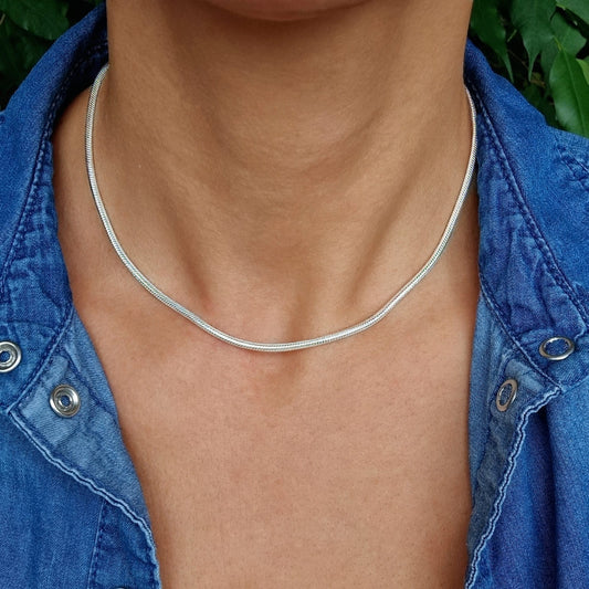 Breite dicke runde Schlangenkette aus massivem 925 Sterling Silber am Hals des Models in Nahaufnahme