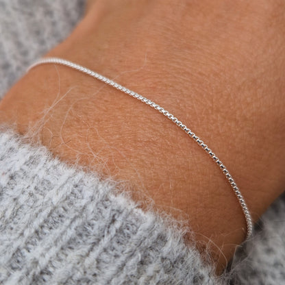 Sehr feines schmales zartes Silberarmband im abgerundeten Venezianer Stil am Handgelenk des Models in seitlicher Nahaufnahme
