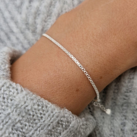 Schmales Mesh Armband Silber Bismarck Armband gewebte Glieder am Handgelenk des Models