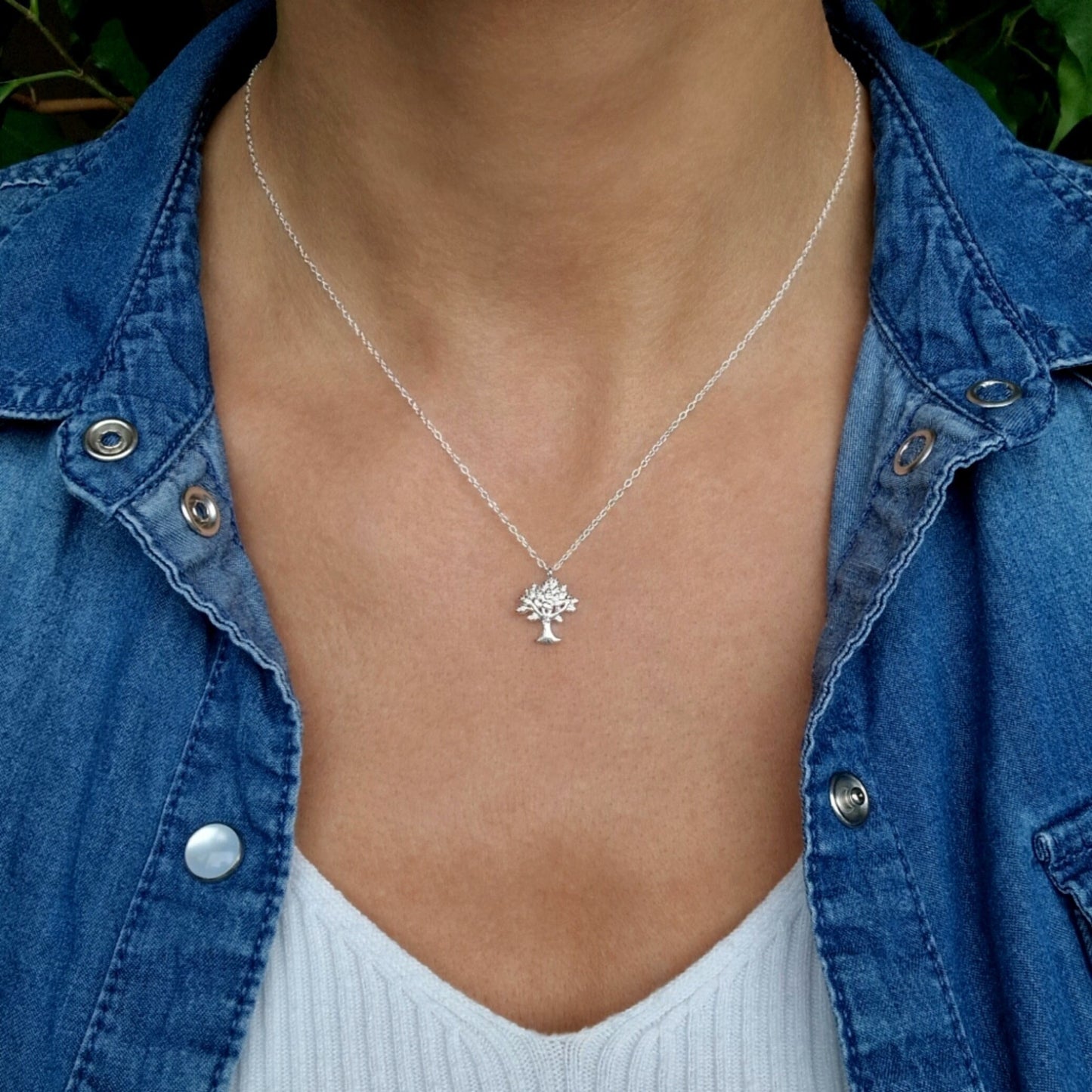 925 Silber-Halskette mit zartem Lebensbaum-Anhänger am Hals des Models in Nahaufnahme