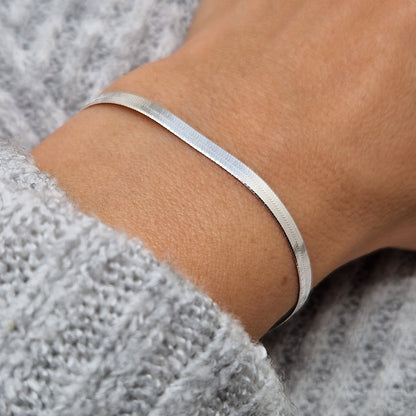 Schlangenarmbandflach Herringbone 3mm 925 Silber am Handgelenk des Model in seitlicher Nahaufnahme