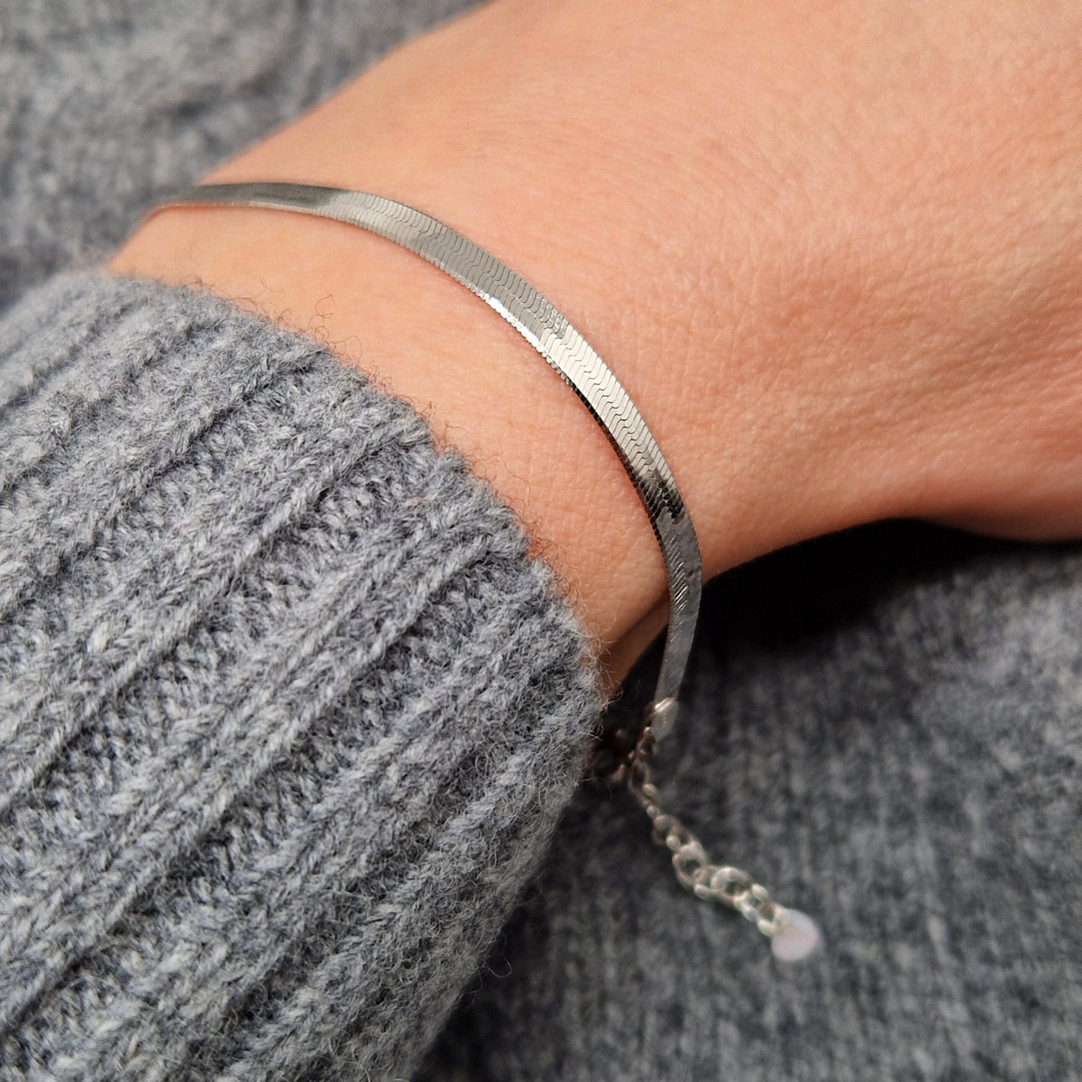 flaches glänzendes Schlangenarmband aus massivem Sterling Silber.