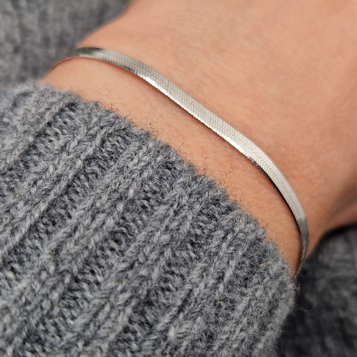 flaches glänzendes Schlangenarmband aus massivem Sterling Silber.