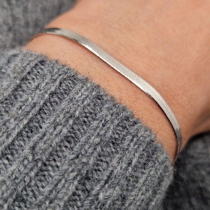 flaches glänzendes Schlangenarmband aus massivem Sterling Silber.
