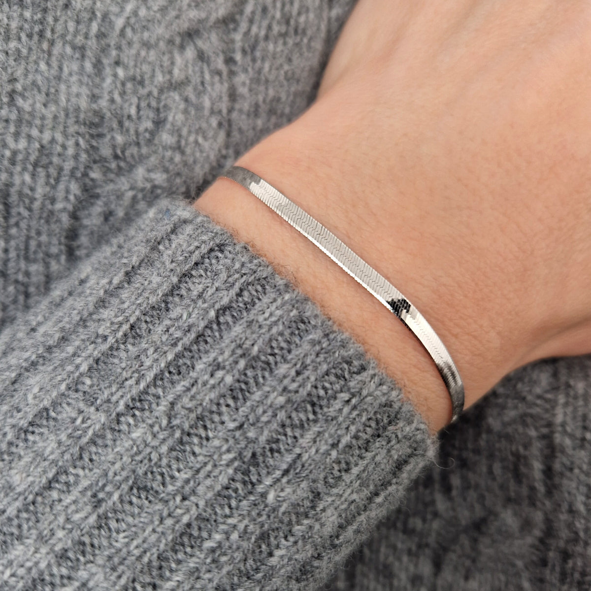 flaches glänzendes Schlangenarmband aus massivem Sterling Silber.