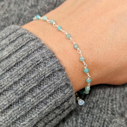 zartes  Silber Armband mit türkisen facettierten Amazonit  Perlen aus Naturstein am Handgelenk des Models