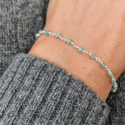 zartes  Silber Armband mit türkisen facettierten Amazonit  Perlen aus Naturstein am Handgelenk des Models.