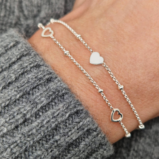 zartes  Silber Armband doppelreihig mit Herzen hohl und Herzen massives Silber  am Handgelenk des Models