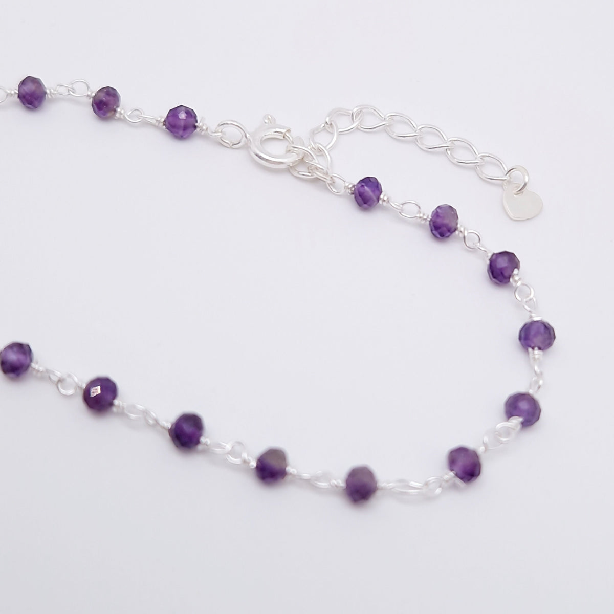 zartes Silber Armband mit lila facettierten Amethyst  Perlen aus Naturstein mit Verlängerungskettchen aus Silber