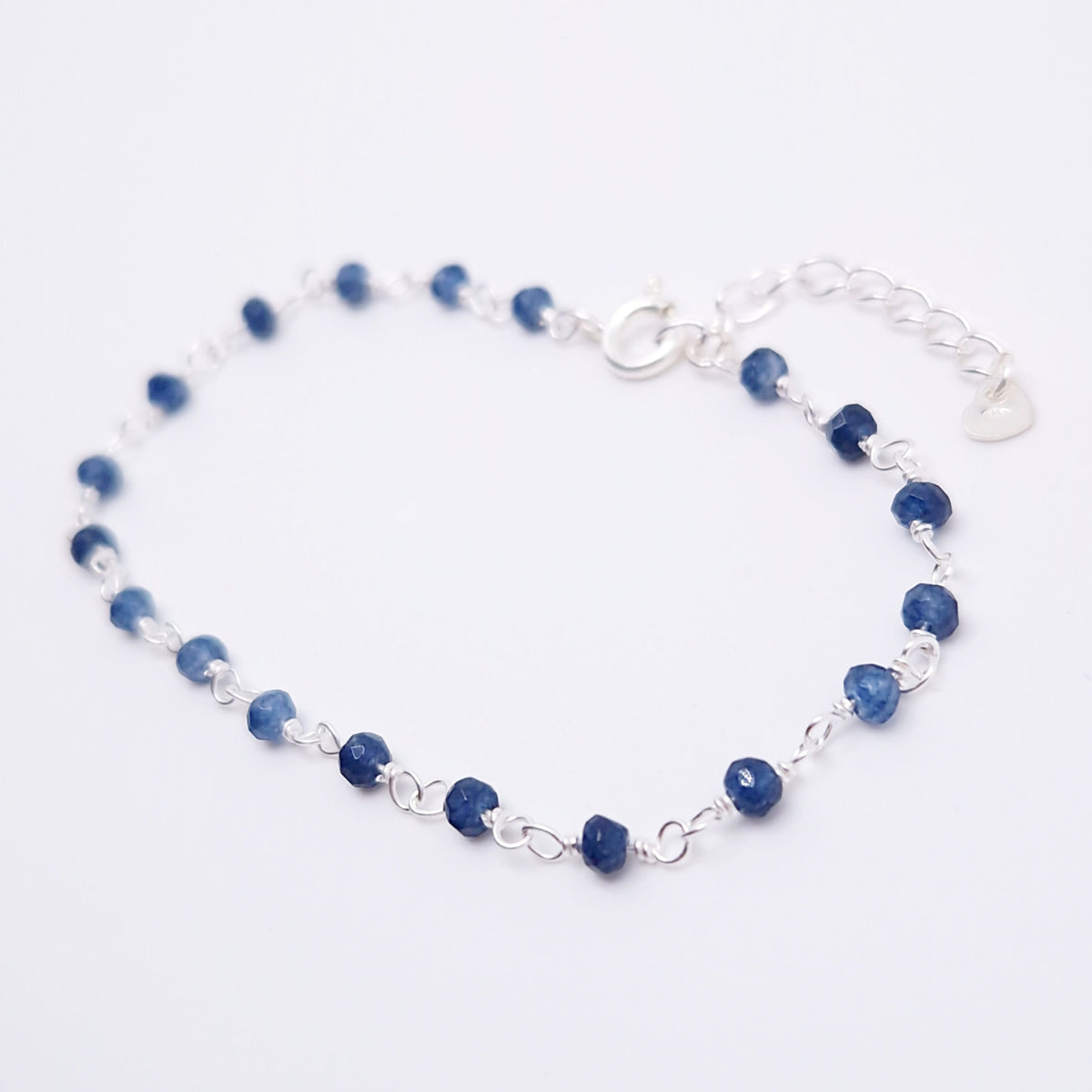 zartes Silber Armband mit dunkelblauen Jade Perlen aus Naturstein und Verlängerungskettchen