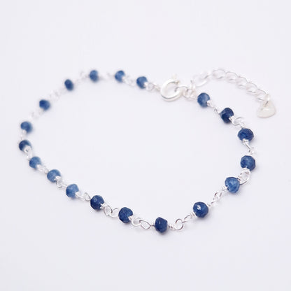 zartes Silber Armband mit dunkelblauen Jade Perlen aus Naturstein und Verlängerungskettchen