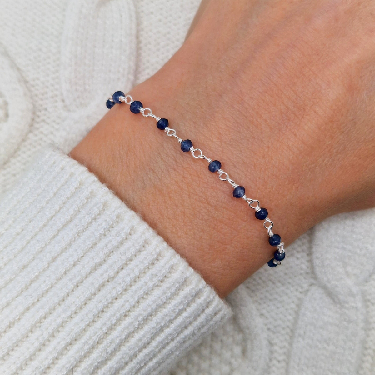 zartes Silber Armband mit dunkelblauen Jade Perlen aus Naturstein