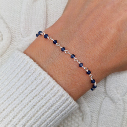 zartes Silber Armband mit dunkelblauen Jade Perlen aus Naturstein
