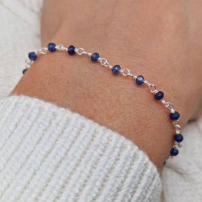 zartes Silber Armband mit dunkelblauen Jade Perlen aus Naturstein