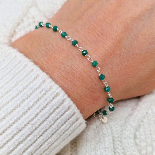 925 Silber Armband mit facettierten Naturstein Perlen aus grüner Jade am Handgelenk des Models in seitlicher Nahaufnahme