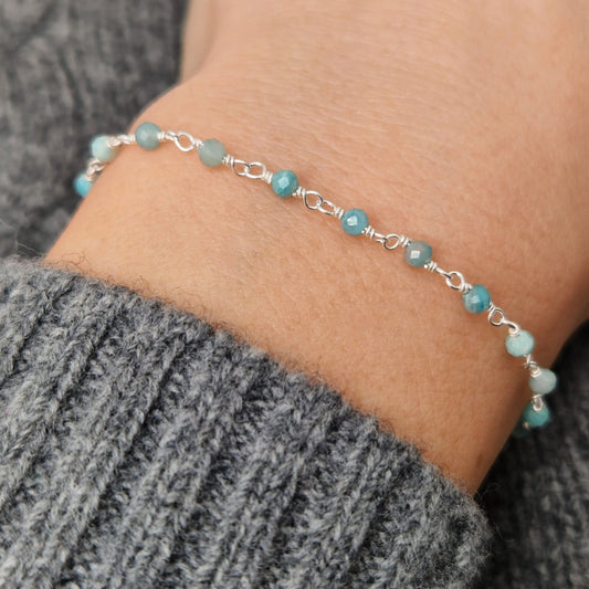 zartes  Silber Armband mit türkisen facettierten Amazonit  Perlen aus Naturstein am Handgelenk des Models.