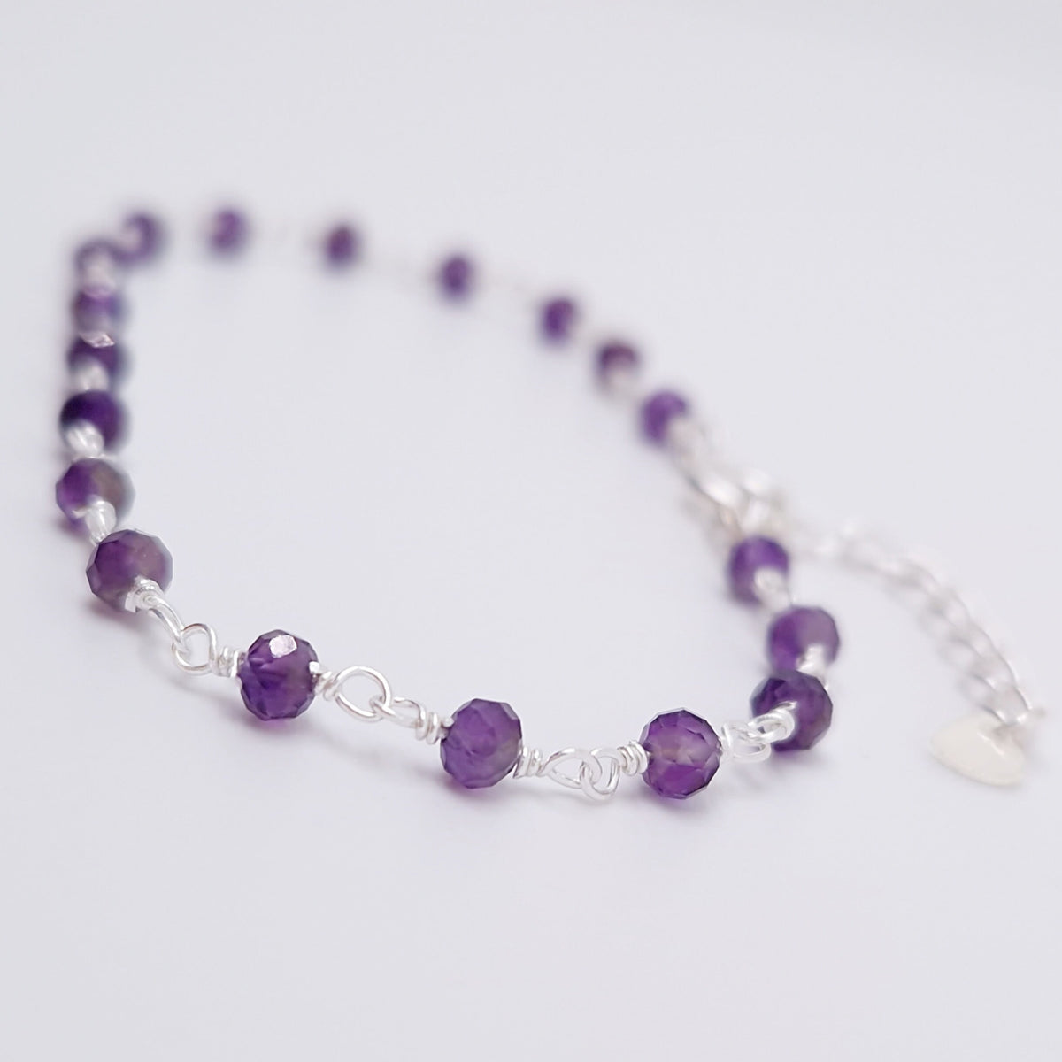 zartes Silber Armband mit lila facettierten Amethyst  Perlen aus Naturstein mit Verlängerungskettchen aus Silber