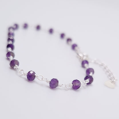 zartes Silber Armband mit lila facettierten Amethyst  Perlen aus Naturstein mit Verlängerungskettchen aus Silber