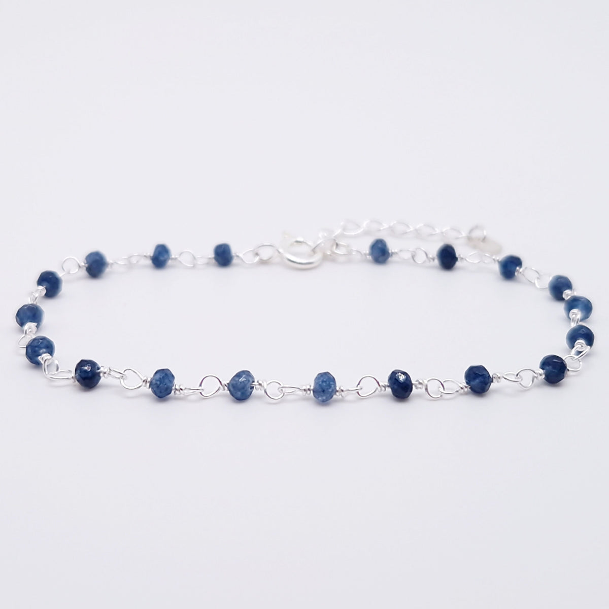 zartes Silber Armband mit dunkelblauen Jade Perlen aus Naturstein