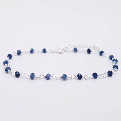 zartes Silber Armband mit dunkelblauen Jade Perlen aus Naturstein
