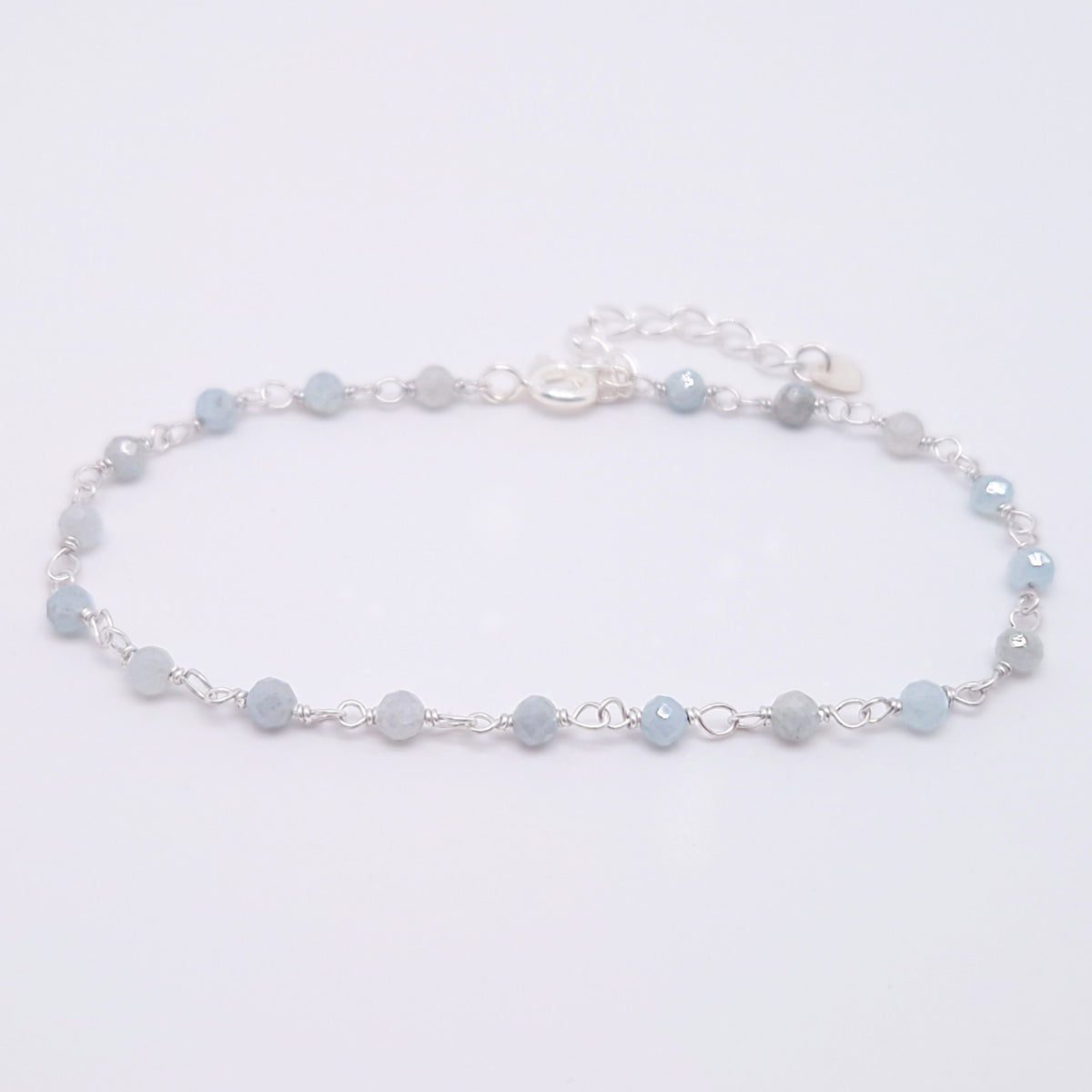 zartes Silber Armband mit grau blauen facettierten Aquamarin  Perlen aus Naturstein mit Verlängerungskettchen