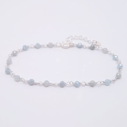 zartes Silber Armband mit grau blauen facettierten Aquamarin  Perlen aus Naturstein mit Verlängerungskettchen