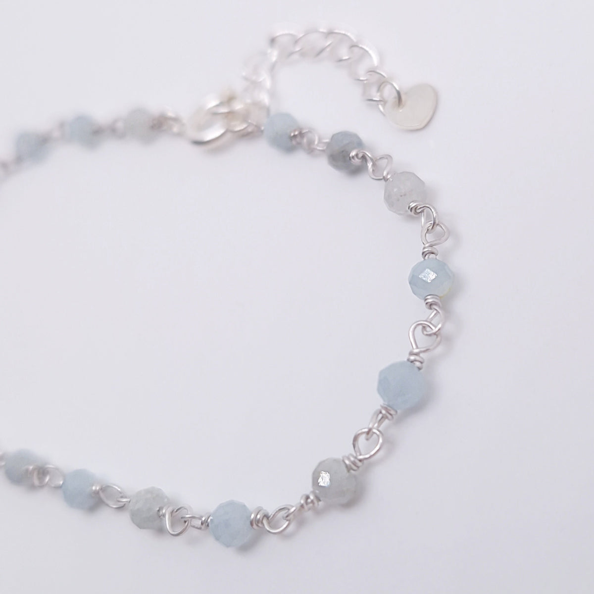 zartes Silber Armband mit grau blauen facettierten Aquamarin  Perlen aus Naturstein mit Verlängerungskettchen