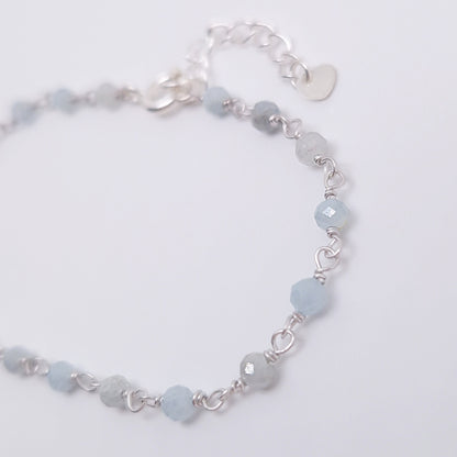 zartes Silber Armband mit grau blauen facettierten Aquamarin  Perlen aus Naturstein mit Verlängerungskettchen