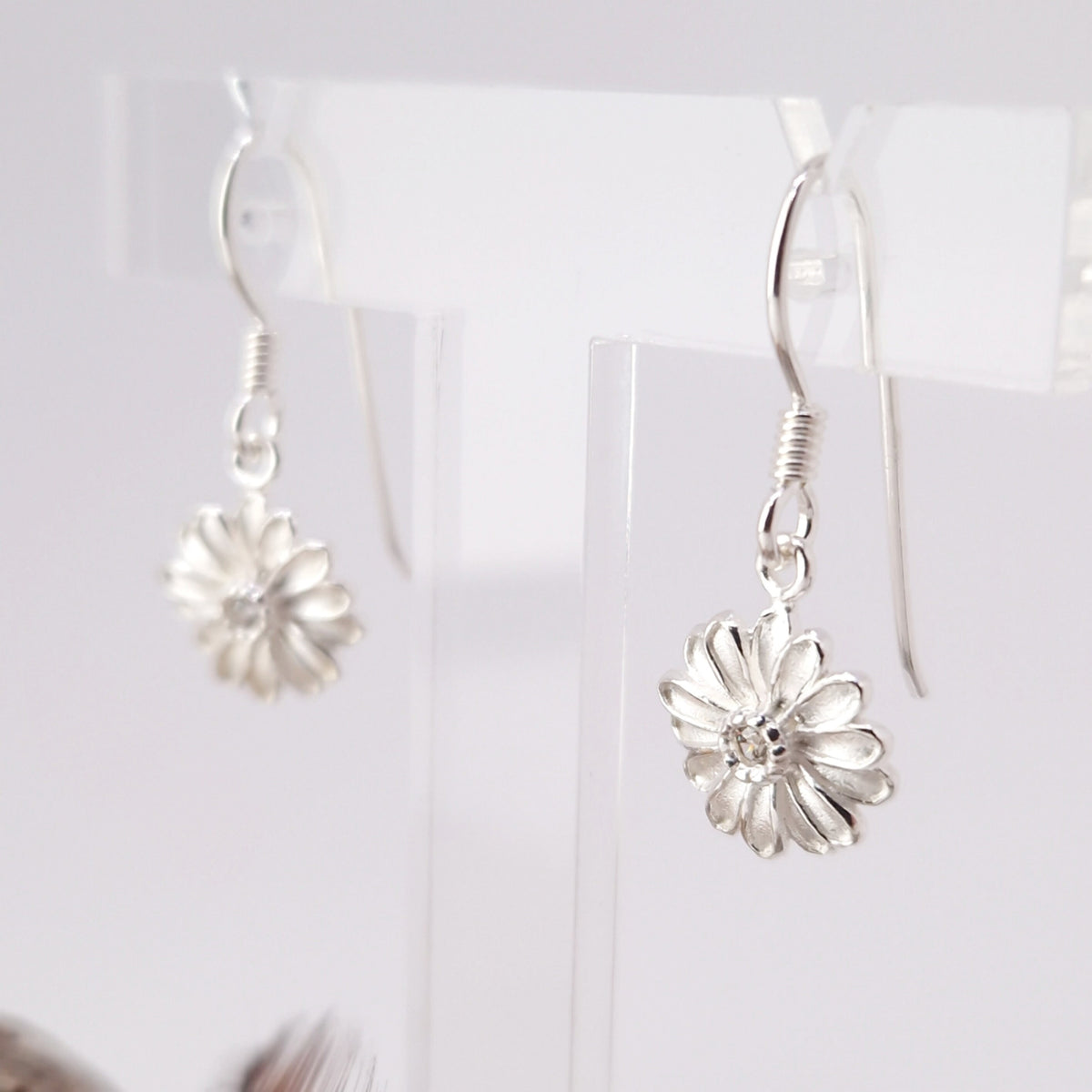 Ohrringe Margerite mit Zirkonia Kristall 925 Silber Blumen Hängeohrringe