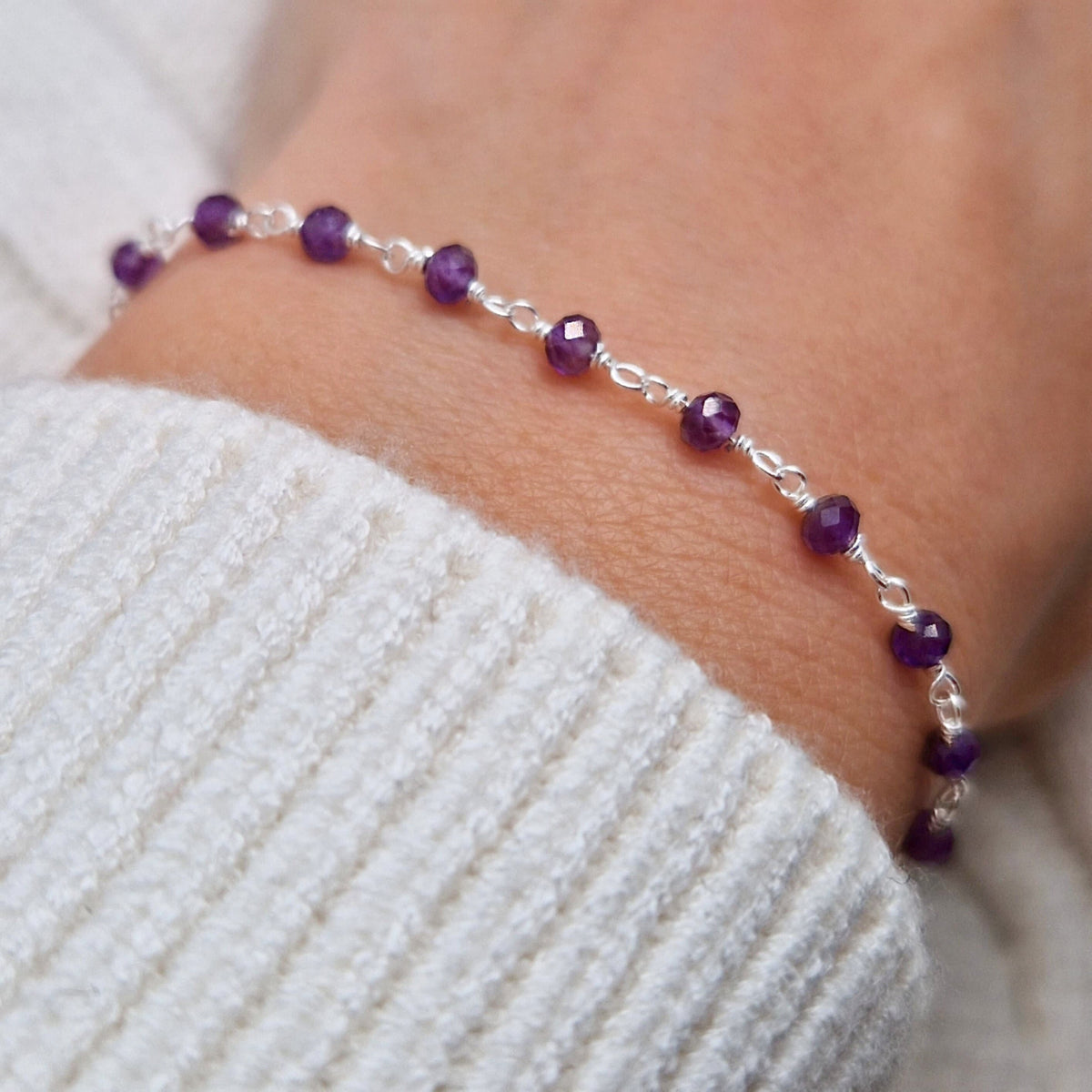 zartes Silber Armband mit lila facettierten Amethyst  Perlen aus Naturstein