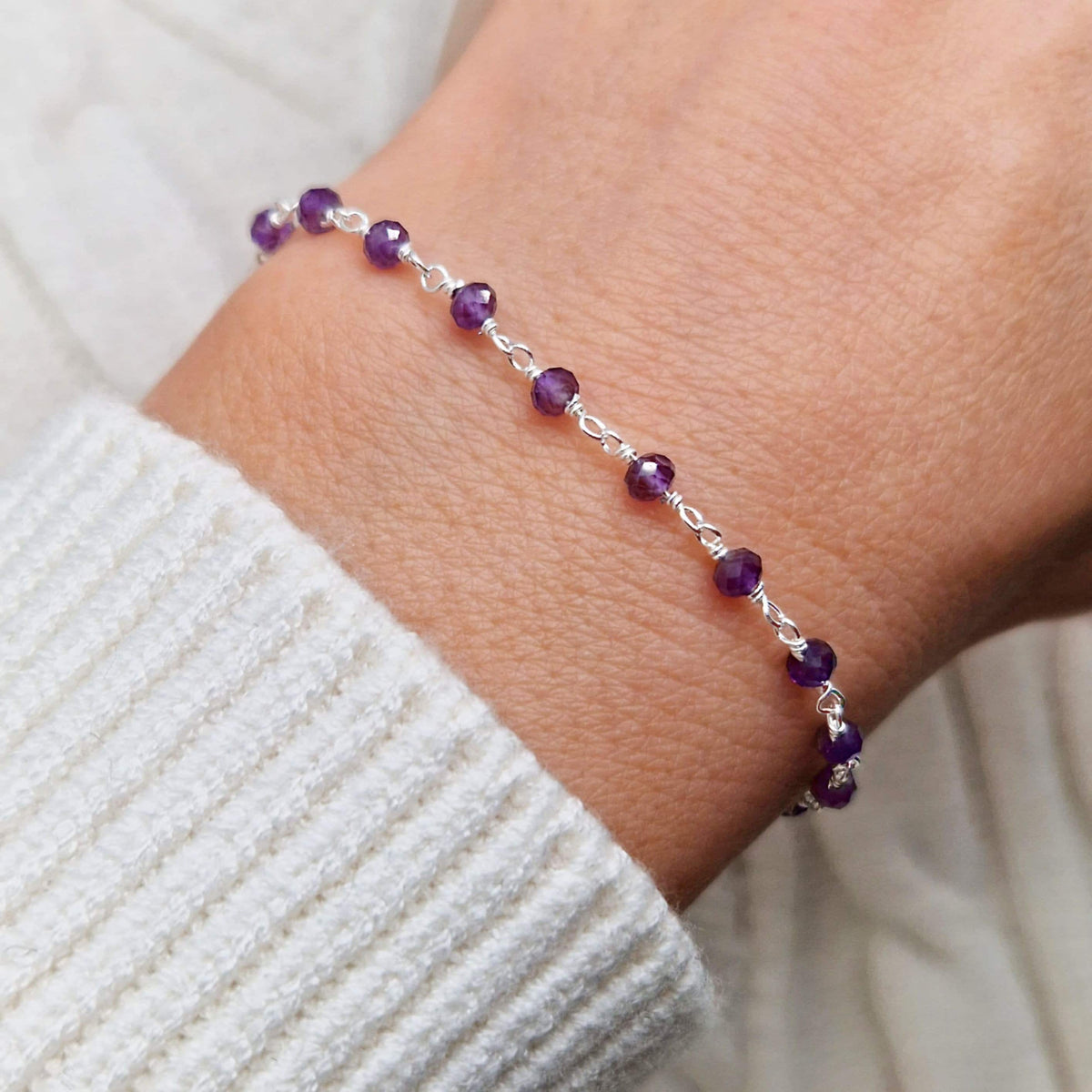 zartes Silber Armband mit lila facettierten Amethyst  Perlen aus Naturstein