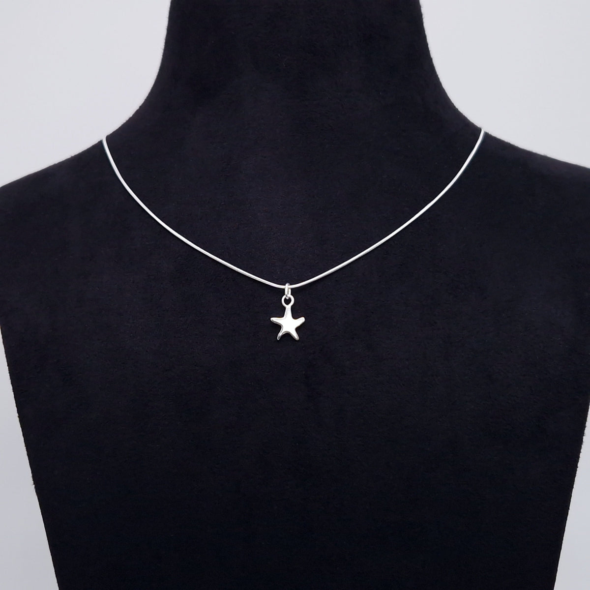 Runde, zarte Schlangenkette mit kleinem Seestern Anhänger aus massivem 925 Sterling Silber.