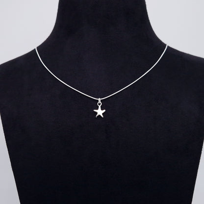 Runde, zarte Schlangenkette mit kleinem Seestern Anhänger aus massivem 925 Sterling Silber.