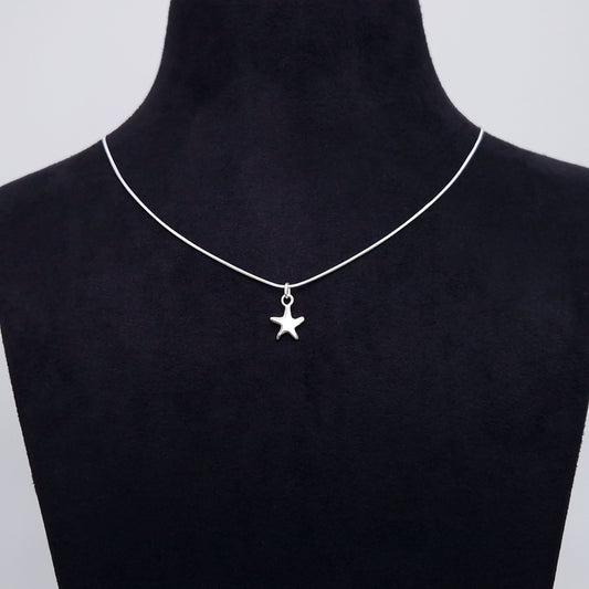 Runde, zarte Schlangenkette mit kleinem Seestern Anhänger aus massivem 925 Sterling Silber.