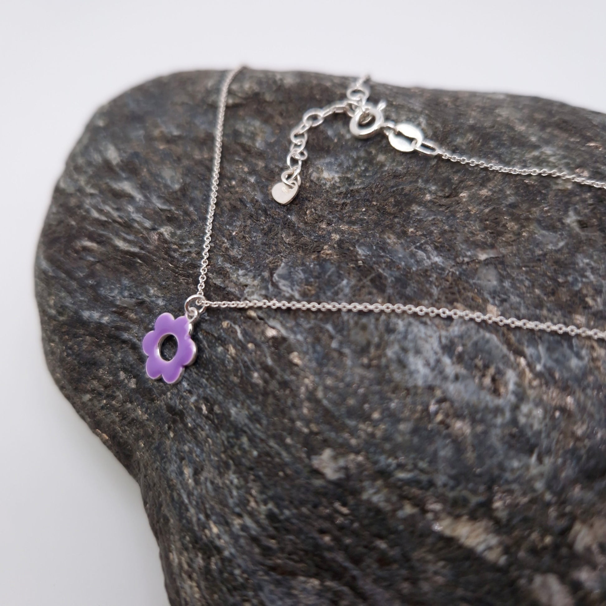 Halskette Emaille Blume 925 Silber, runde Blüte mit Loch, lila