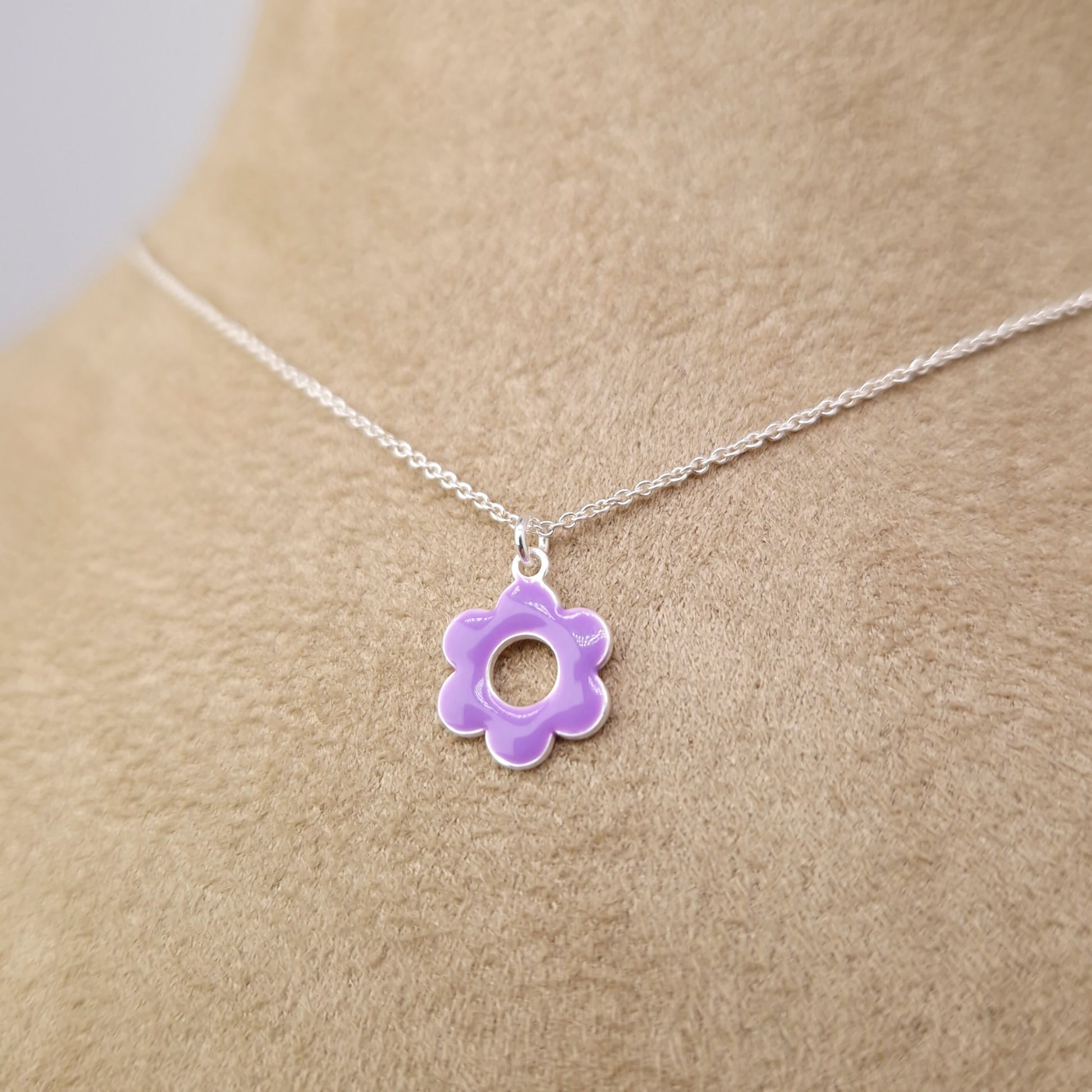Halskette Emaille Blume 925 Silber, runde Blüte mit Loch, lila