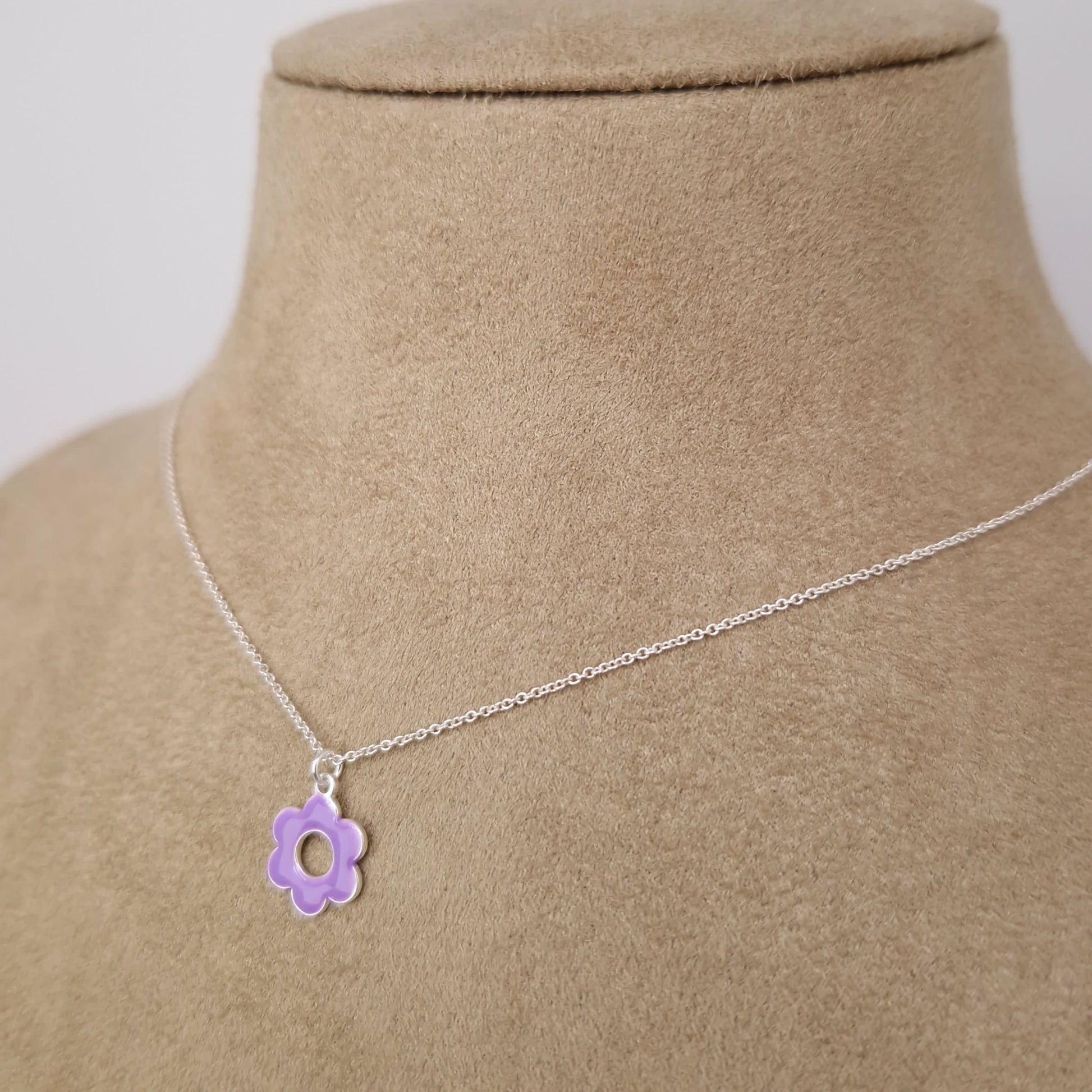 Halskette Emaille Blume 925 Silber, runde Blüte mit Loch, lila